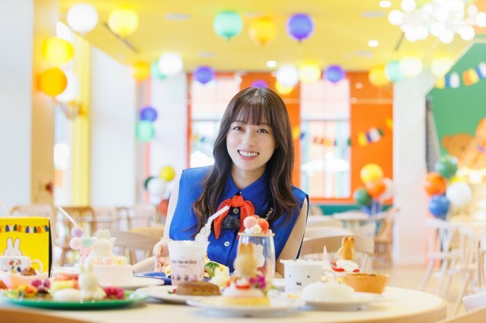 グルメを堪能する橋本環奈さん