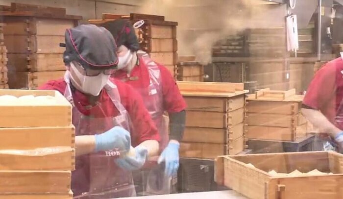 「豚まん」を包む職人 551蓬莱本店 大阪・難波 午前10時ごろ