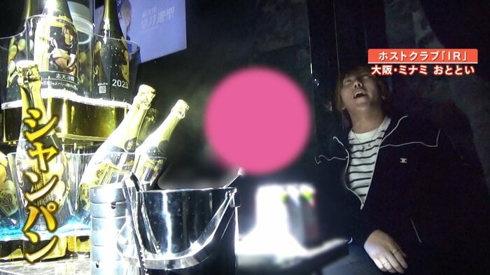 テーブルに次々とシャンパンが