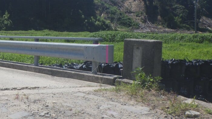 銘板が盗まれた橋(富山西警察署提供)