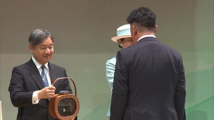 両陛下から漁業関係者へ稚魚のお手渡し