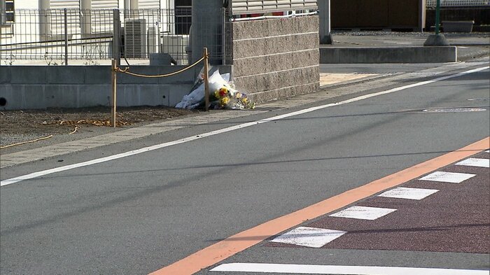 現場には花が手向けられている