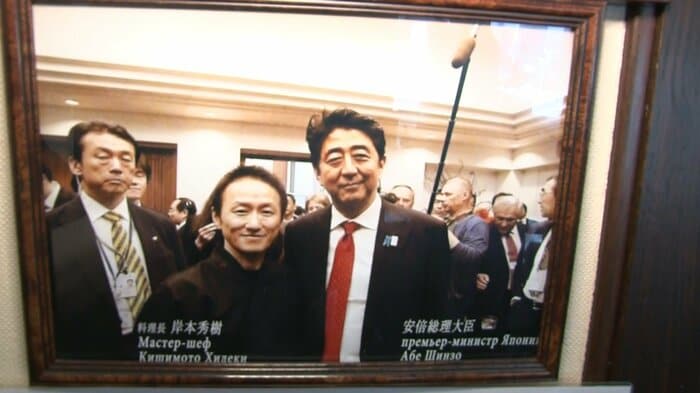 店内には、安倍元首相と撮った写真が飾られていた