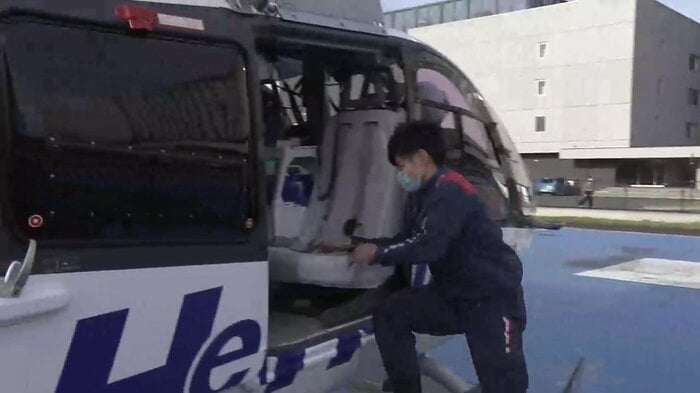 すぐに医師や看護師がドクターヘリに乗りこむ