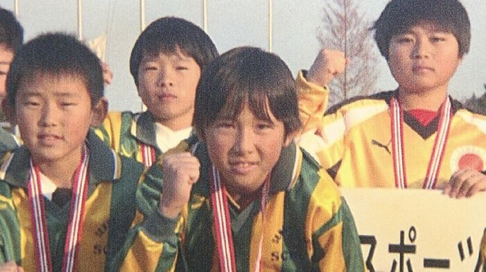 小学生時代のシュミット(中央)当時ポジションはMFだった