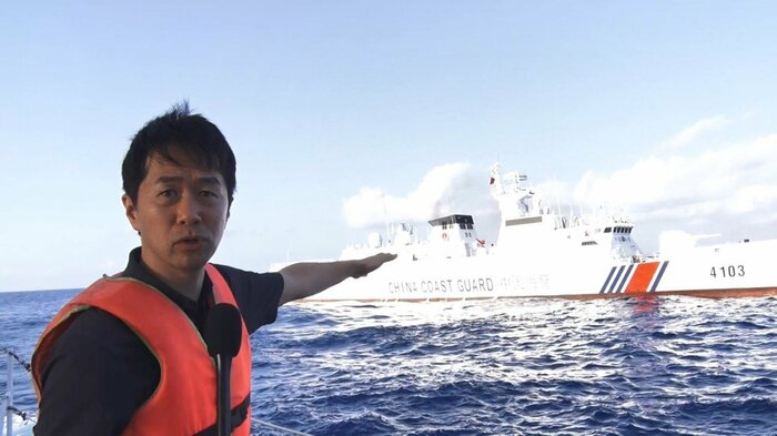 放水の撮影中、別の中国海警局船に遮られる 左は筆者