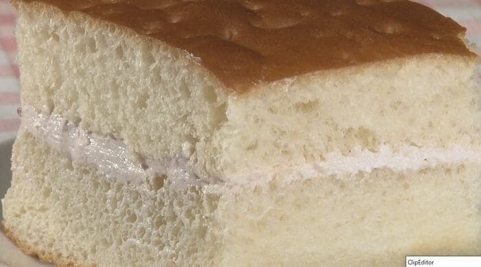 ほんのりピンク色をしたクリームをサンドしてある「イチゴ牛乳パン」