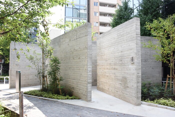 恵比寿公園のトイレ外観。トイレの起源となる縄文時代の川に直接用便する「川屋」をイメージしているという(提供:日本財団)