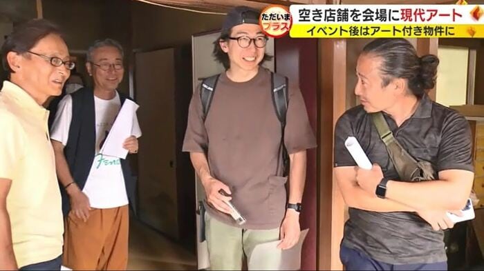 大家さん(左から2人目)に依頼する山森さん