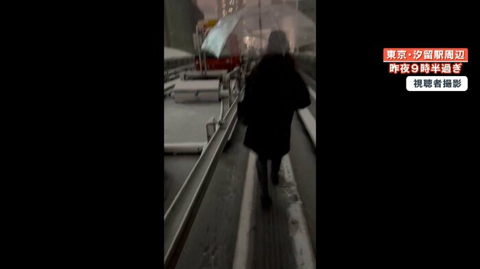 線路を歩いて避難する乗客