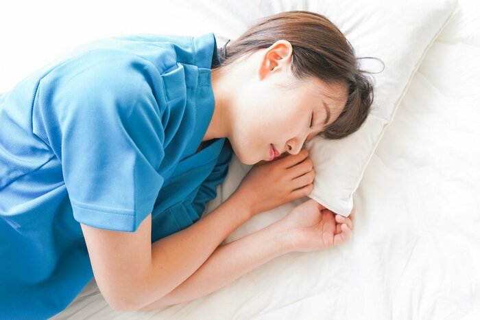横向きで寝たほうが効果的だという(イメージ)