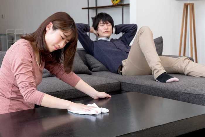 妻が思う「家事の負担大…」の理由は“見えない家事”にあり? 夫婦間で半々にならない理由