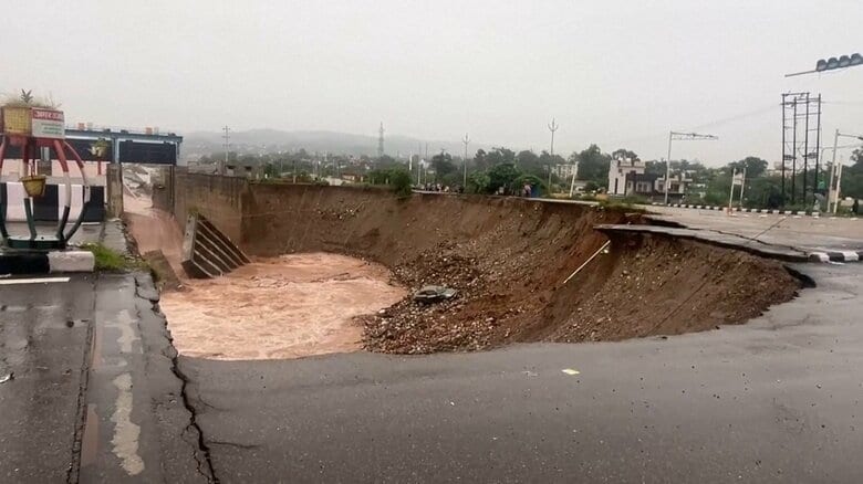 モンスーン期の豪雨でインド直轄地で洪水と地滑り発生し死者も　インドが“氾濫”ダムの水放流でパキスタン側は被害拡大を懸念｜FNNプライムオンライン