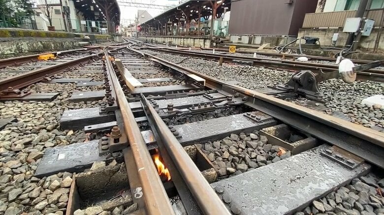 「火事ではありません」鉄道の“縁の下の力持ち”装置が話題…正体を江ノ島電鉄に聞いた｜FNNプライムオンライン