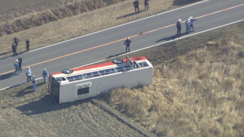 「バスが田んぼに転落」専門学校のスクールバス横転…20人搬送も全員軽傷　直線道路から左側に道を外れたか　埼玉・吉見町｜FNNプライムオンライン