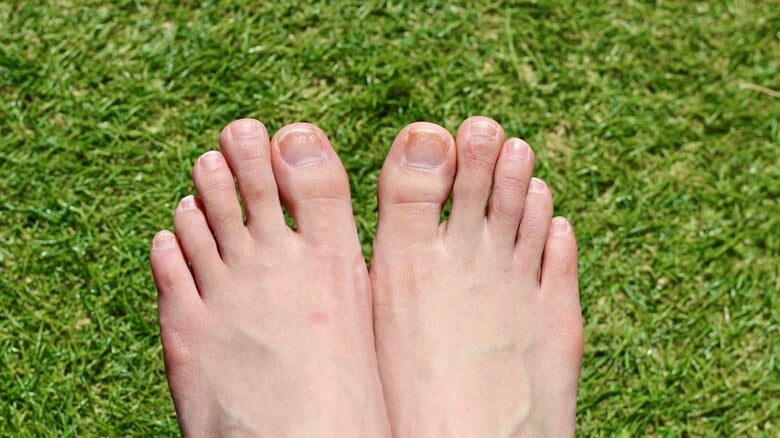 足のすっぴん爪を見せるのが恥ずかしい…なら今すぐ靴を見直して！「つま先から1cmのゆとり」と「正しい爪切り」が美爪再生の近道｜FNNプライムオンライン