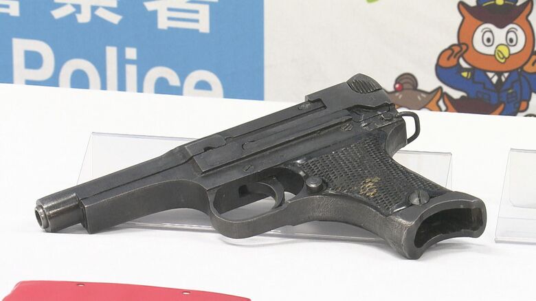 自宅で暴れ警察の持ち物検査で発覚…拳銃1丁と実弾5個を所持した疑い 74歳無職の男を逮捕「忘れていた」｜FNNプライムオンライン