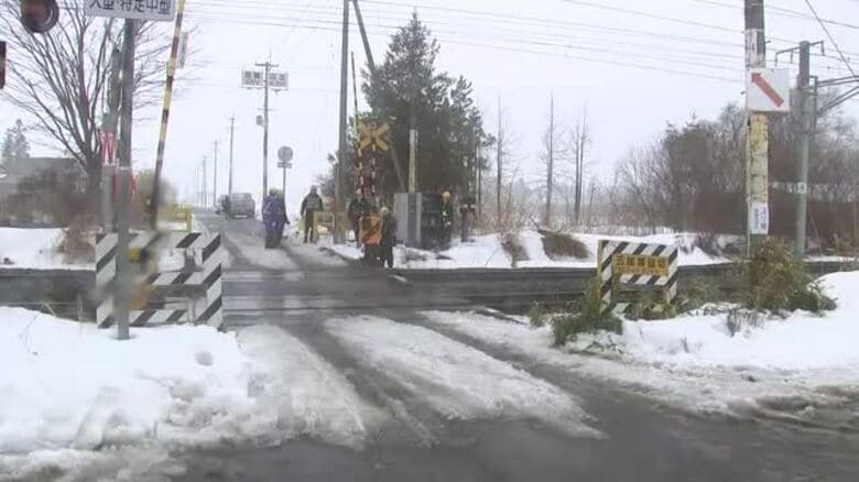 踏切で列車と衝突し軽自動車の女性死亡　花巻市のＪＲ東北本線　岩手県｜FNNプライムオンライン