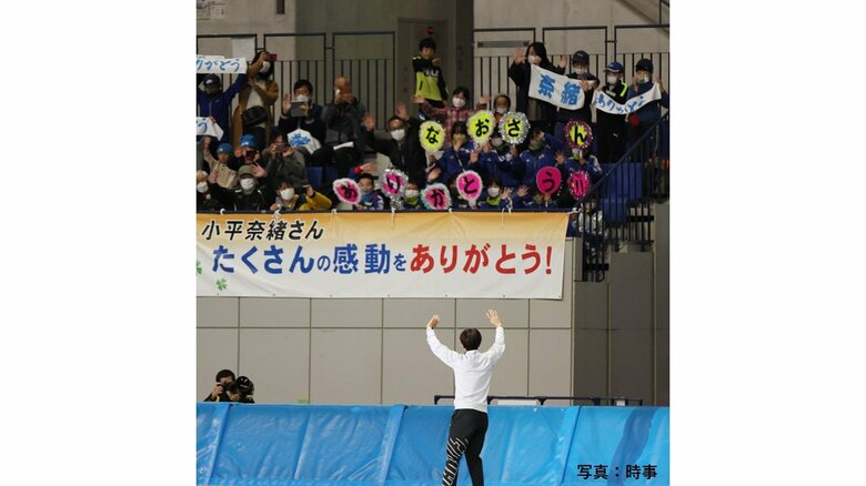 引退セレモニーで観客に手を振りながら、場内一周をする小平=22日、長野・エムウエーブ