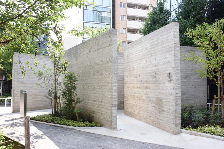 恵比寿公園のトイレ外観。トイレの起源となる縄文時代の川に直接用便する「川屋」をイメージしているという(提供:日本財団)