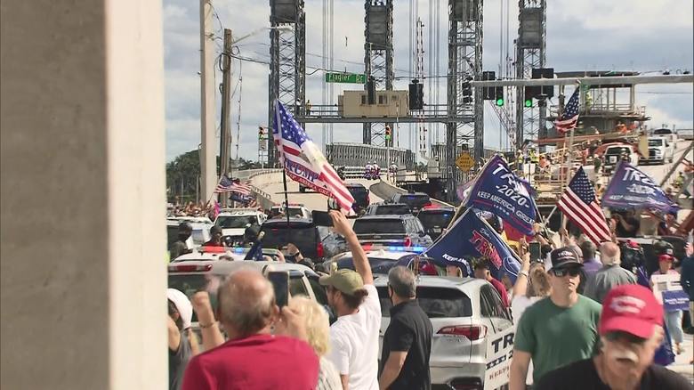 沿道には数百人のトランプ・サポーターが集まっていた