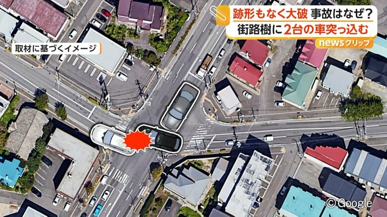 右折しようとしていた白い車と黒い車が衝突