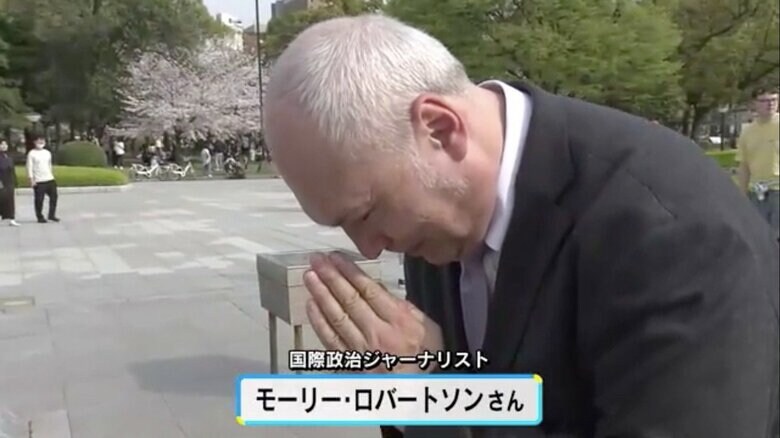 広島市の平和記念公園で慰霊碑に手を合わせるモーリーさん