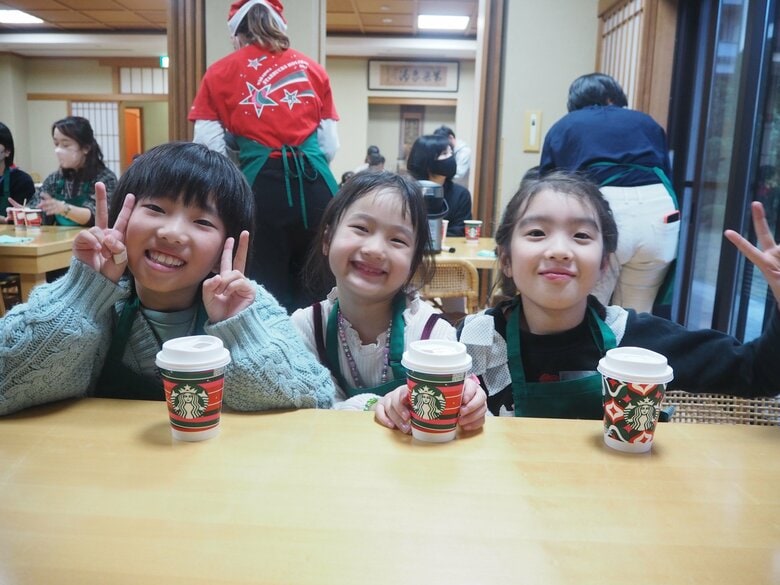 自分で作ったドリンクに嬉しそうな子供たち