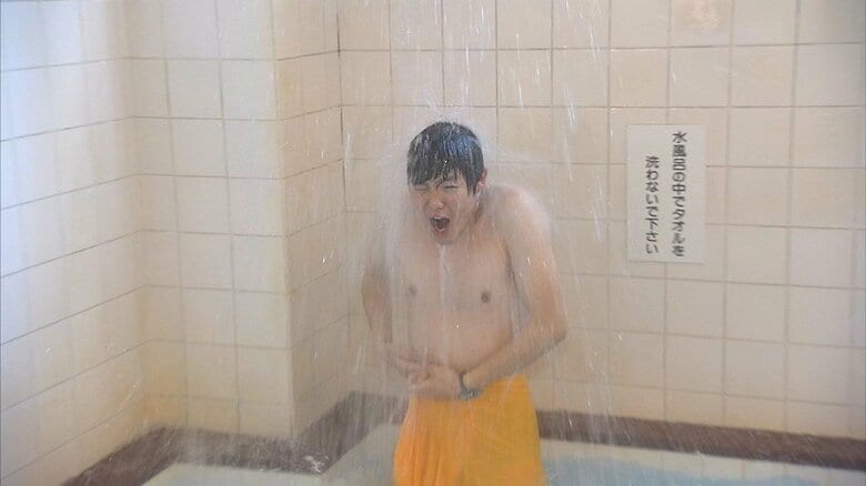 水風呂には“滝”も　※撮影のため許可をもらいタオルを使用しています