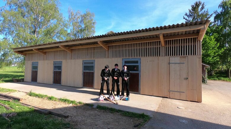 ルーカスさんがスイスで馬小屋を造った時の写真