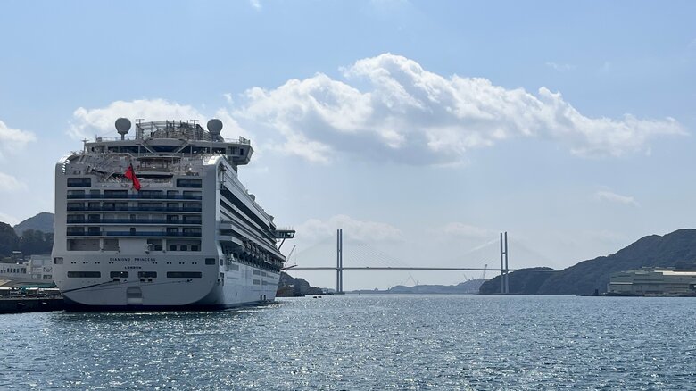 長崎港には大型客船が映える