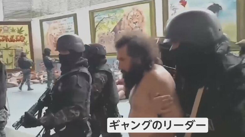 ヒゲをたくわえ、兵士に連行される