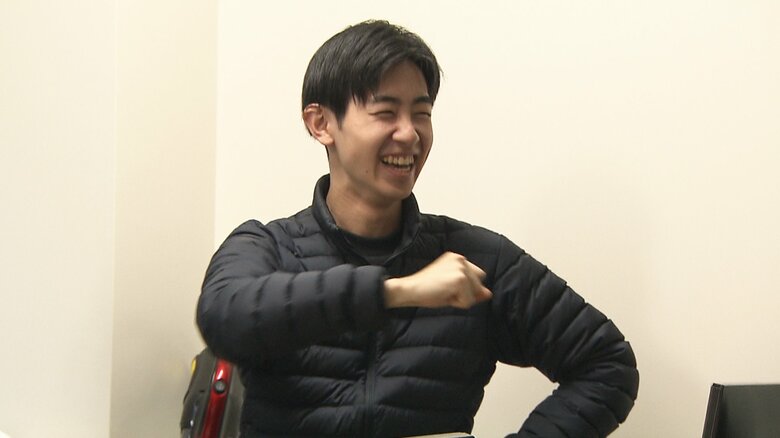 大学で友人と話す壷井