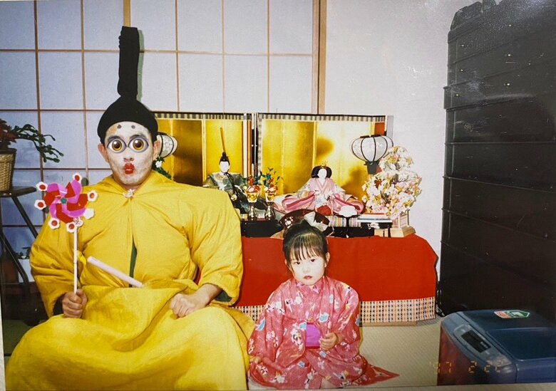 3月　「ひな祭り」仮装をまねた26年前の写真（提供：ぺんこさん）