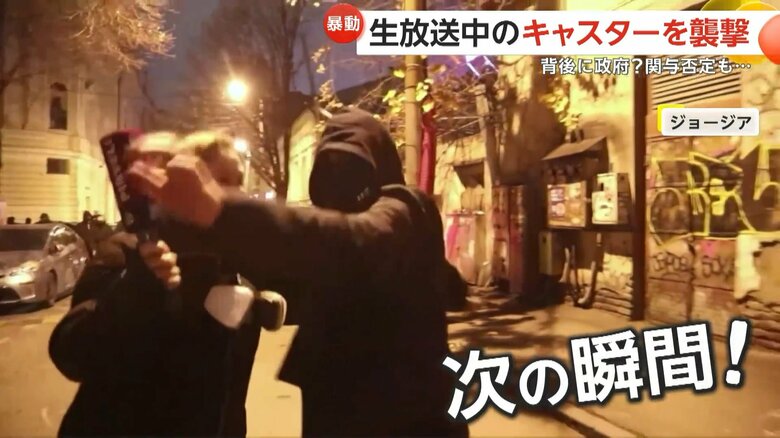 テレビ局の生放送中に、覆面集団が女性キャスターを襲う一部始終③