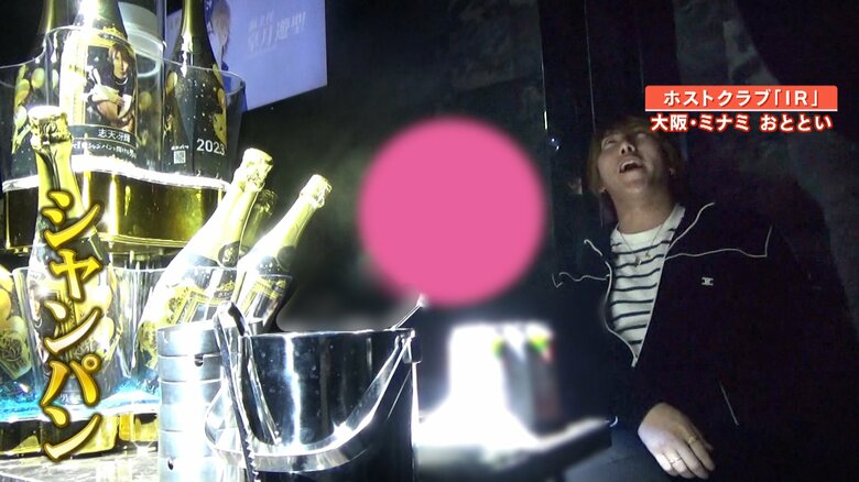 テーブルに次々とシャンパンが