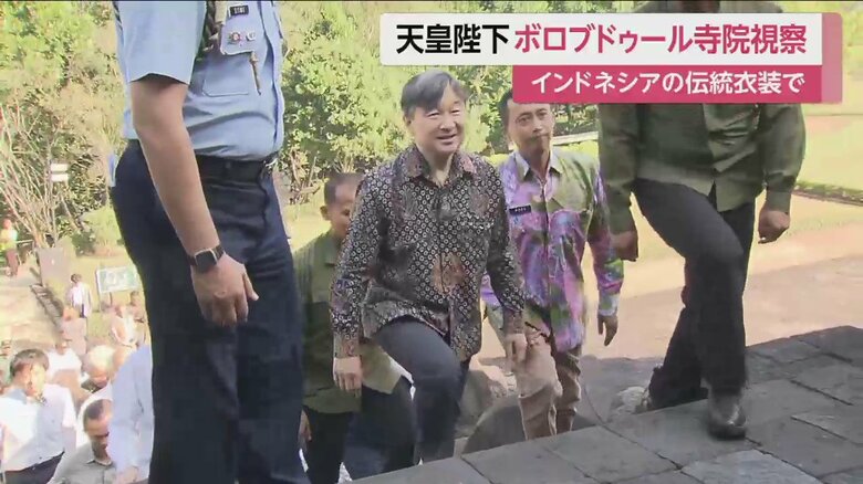 階段を上り、遺跡を見上げる陛下