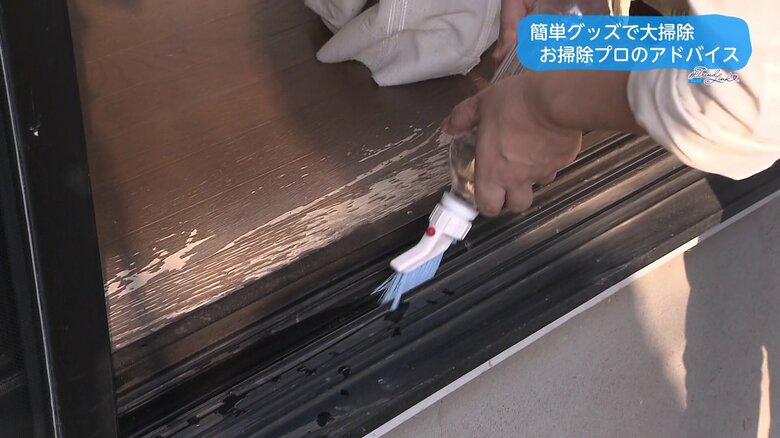 ペットボトルにスリムブラシを装着して、水を出しながら掃除