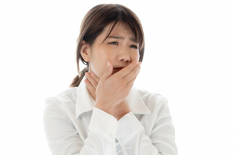 唾液不足で口や喉が渇いてしまう（画像はイメージ）