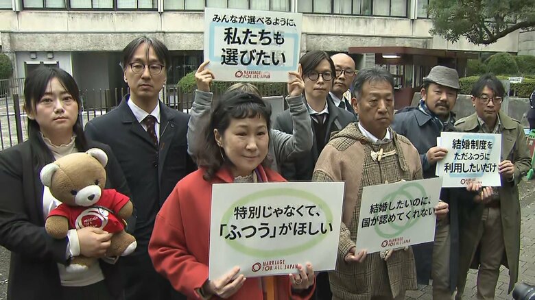 最高裁に入る原告ら（2025年12月3日）