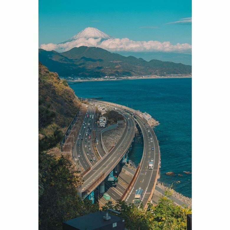 薩埵（さった）峠から眺める東海道本線（静岡県／2023年12月撮影）