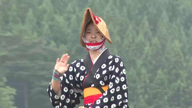 馬に乗り手を振る珠久さん