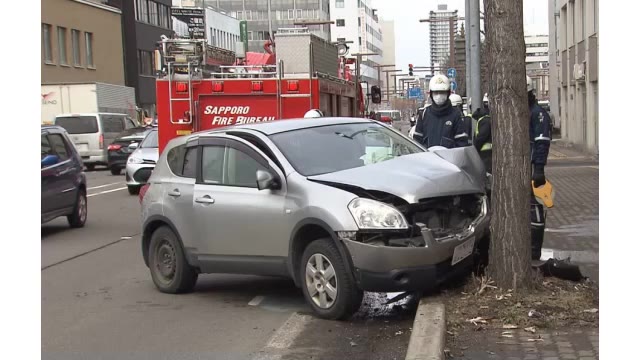 親子3人乗った乗用車が街路樹に"激突" 1歳の女の子と母親が病院に搬送 女の子はチャイルドシート使用