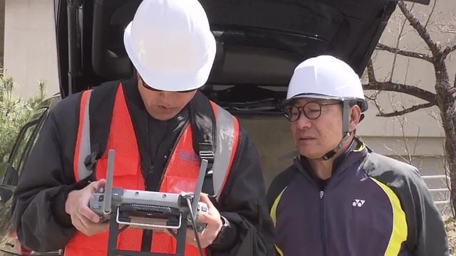 星さん（左）の技術を学ぶ蒲池さん（右）