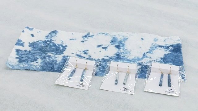 一枚の藍染の和紙から作り上げる