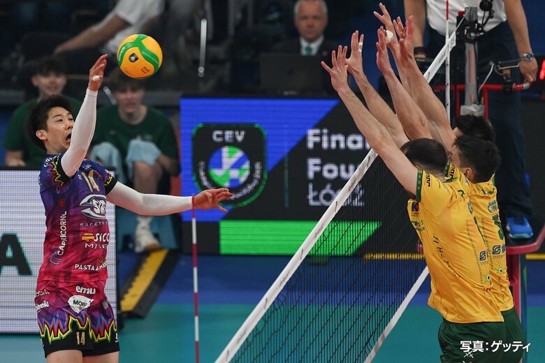 ネットから離れたボールを得点につなげる石川（写真：ゲッティ）