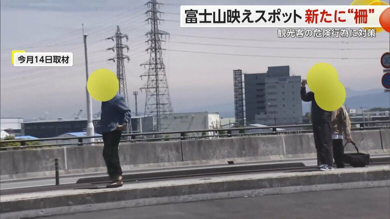 中央分離帯の縁石部分に乗った3人
