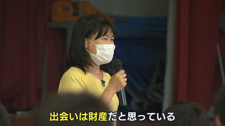 中学生を前に講演する新谷梨恵子さん