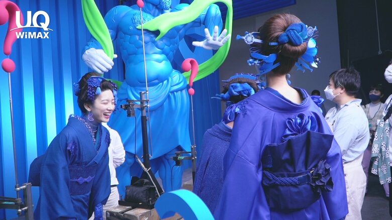 巨大な像を見て笑う3人 『WiMAX +5G』新CM「ママパパ+5G」篇 メイキング映像