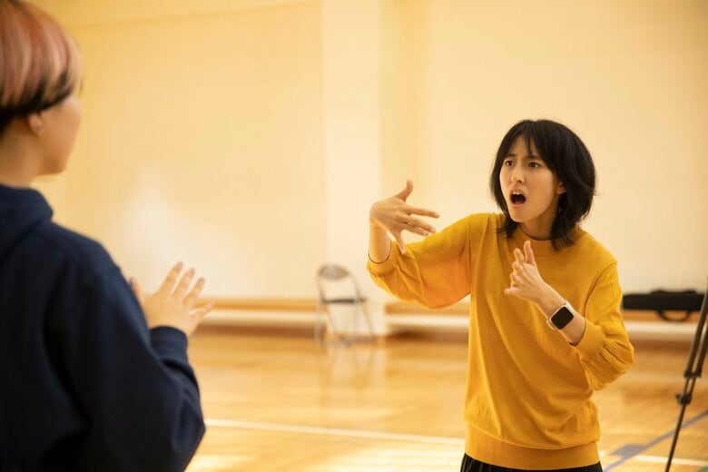 ホワイトハンドコーラスで手歌の練習をする信太さん　©Mariko Tagashira